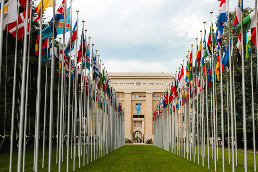 The picture of united nation Nation Unies building matching perfectly with overall article context.