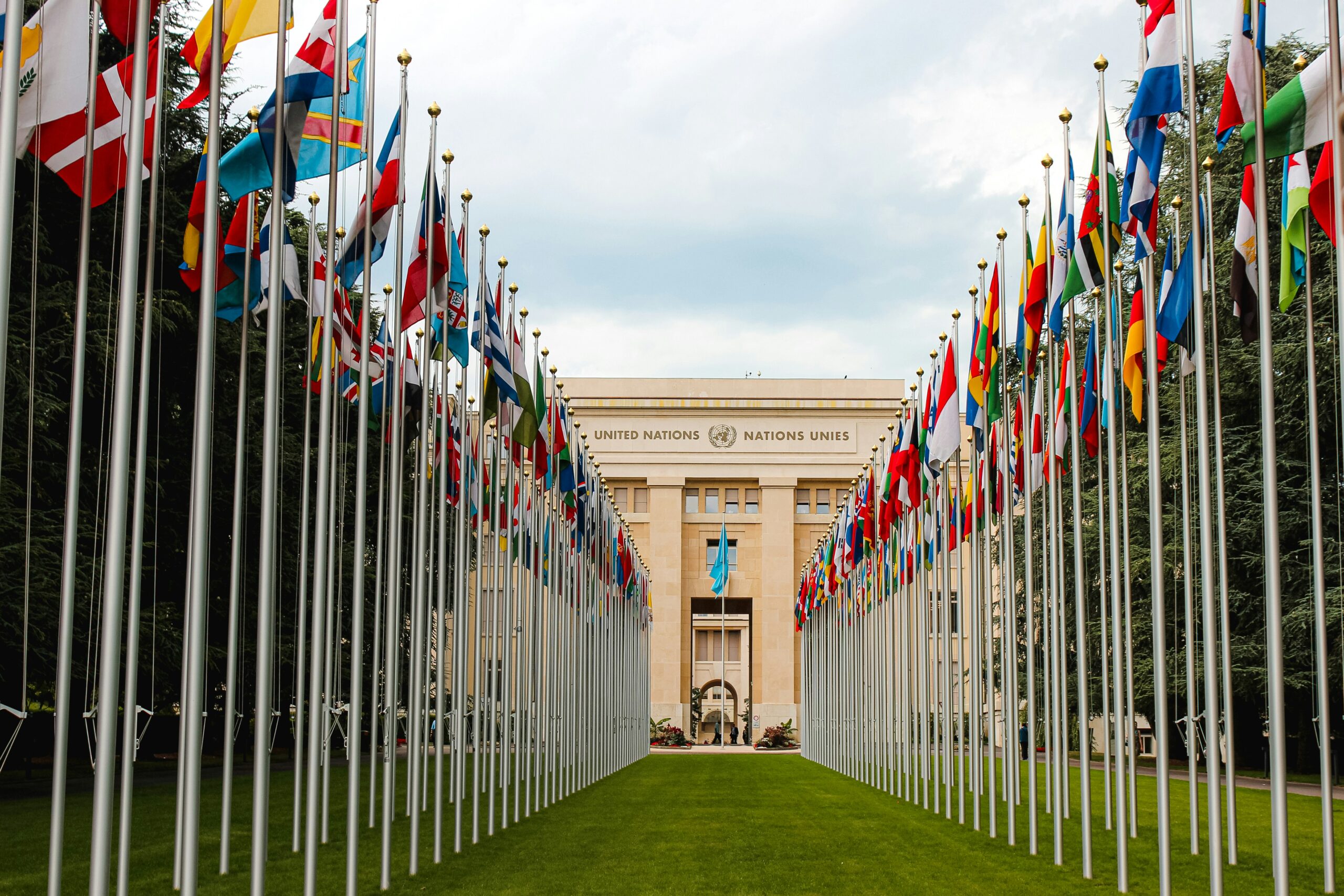 The picture of united nation Nation Unies building matching perfectly with overall article context.